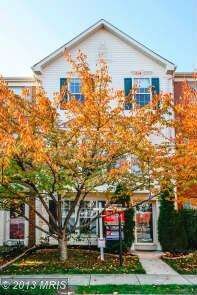 2562 Banshire Dr, Herndon, VA 20171 - photo 2