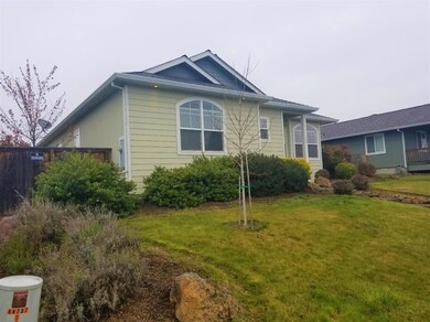 605 Barton Rd, Eagle Point, OR 97524 - photo 2