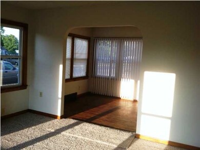 Spacious livingroom with lots of natural light pou