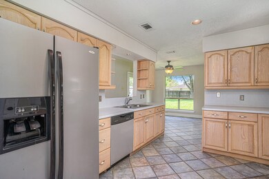 1206 W Castlewood Ave, Friendswood, TX 77546 - photo 4