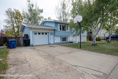 625 8th St E, Dickinson, ND 58601 - photo 3