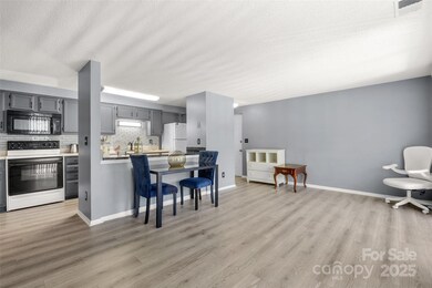 1634 Arlyn Cir unit J, Charlotte, NC 28213 - photo 3