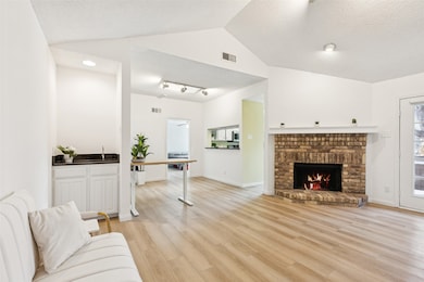 5200 Martel Ave unit 16C, Dallas, TX 75206 - photo 3