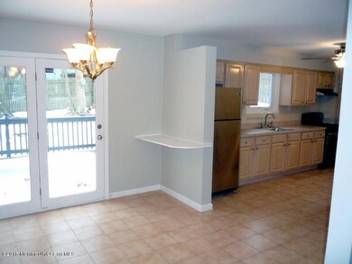 Open Flow between Dining Room/Kitchen