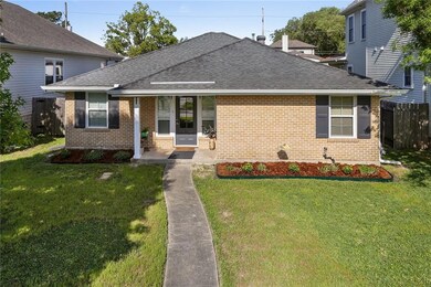 Nicely shaded front yard and porch!