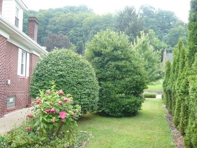 There is a sidewalk from the back driveway and por