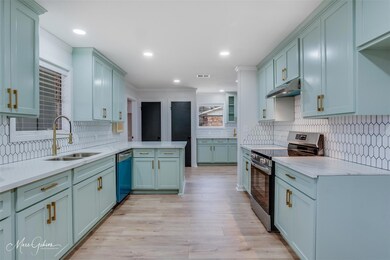 Kitchen with sink, kitchen peninsula, stainless st