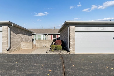 48564 Hudson Bay Ct unit 114, Shelby Township, MI 48315 - photo 3