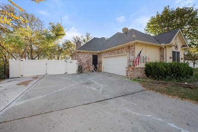 709 Timberview Ct N, Fort Worth, TX 76112 - photo 2