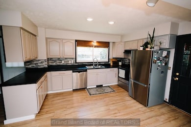 215 S 18th St, Aurora, NE 68818 - photo 4