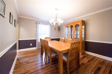 Access to the dining room from the foyer or the ki
