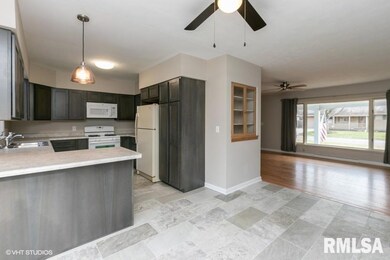 1916 Elmwood Dr, Bettendorf, IA 52722 - photo 5