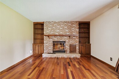 Living room w/gas fireplace