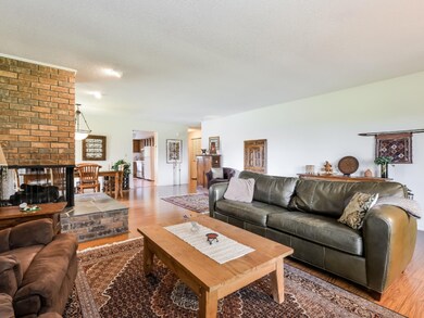 014-Family_Room-5933537-medium4x3