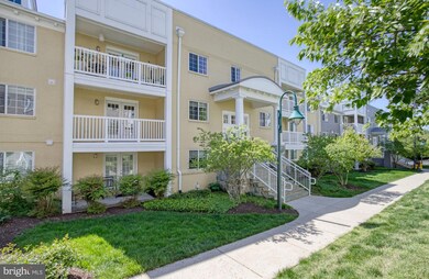 4113 S Four Mile Run Dr unit 301, Arlington, VA 22204 - photo 2