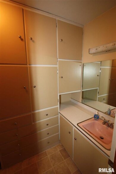 3625 N Fillmore St, Davenport, IA 52806 - photo 7