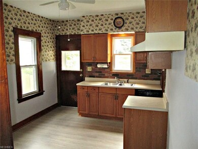 Newer floor, lots of natural light and workspace, 