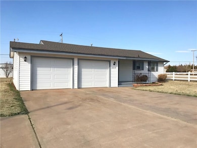 1517 E 3rd St, Elk City, OK 73644 - photo 2