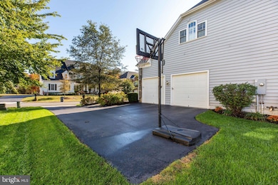 25703 Meadowhouse Ct, Chantilly, VA 20152 - photo 3