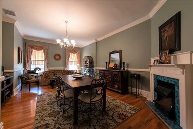 Very large dining room perfect for any sized dinin