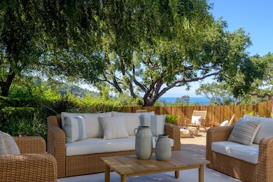 Sitting Area w/Ocean Peeks