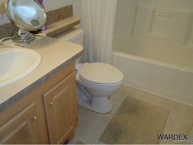 Guest bath w full tub