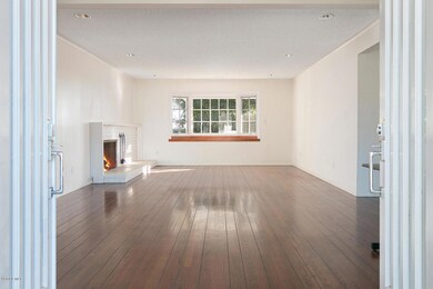 4428 Hope St-MLS_Size-004-4-Living Room-