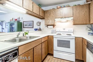 Kitchen w/ additional seating