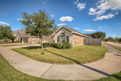 1802 Winding Trail Ln, Alvin, TX 77511 - photo 2