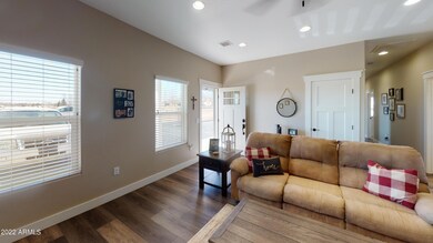 LiUGfAgkaoT-Living_Room