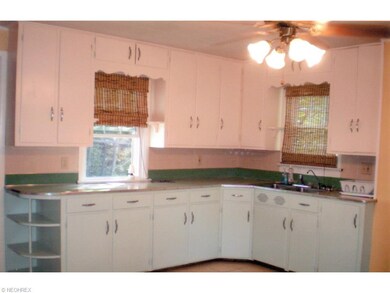 spacious country kitchen/dining area.plenty cabine