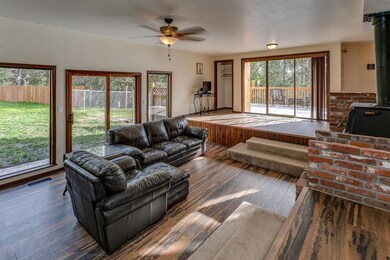 305 Richard Way, Jacksonville, OR 97530 - photo 5