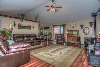 2353 SW Salmon Ave, Redmond, OR 97756 - photo 3