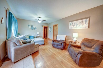 271 Johnson Ave NW, Cedar Rapids, IA 52405 - photo 4