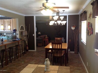 Breakfast Bar & Dining Area