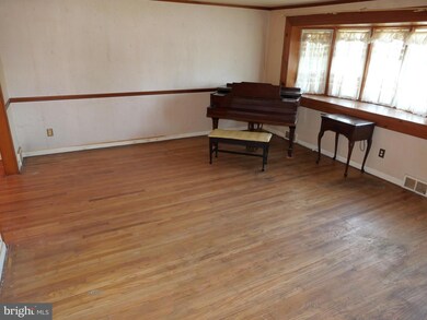 2404 Hillcrest Rd, Drexel Hill, PA 19026 - photo 2