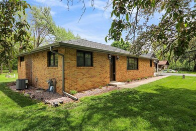 5525 S Baxter Ln, Janesville, WI 53546 - photo 4