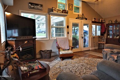 living area (3)
