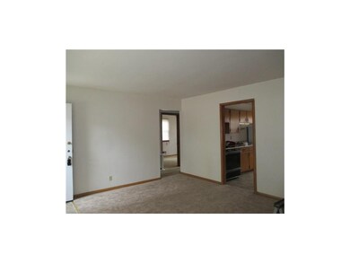 Living room towards bedrooms