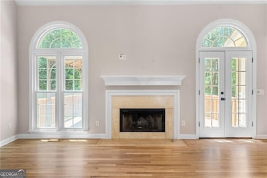 Beautful windows with views to the private abckyard