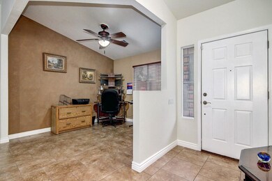Entryway W/Dinning Area