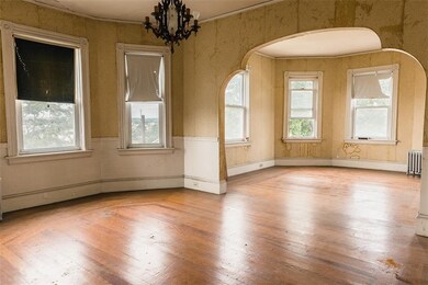 Fantastic, natural light. Spacious rooms.