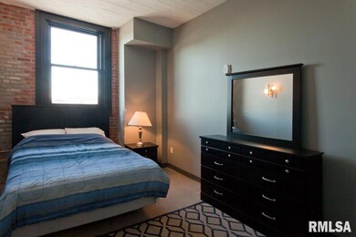 511 Pershing Ave unit 201 W, Davenport, IA 52803 - photo 4