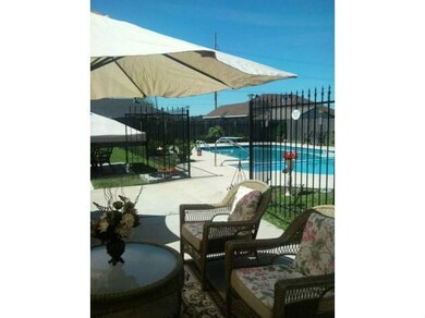 Swimming Pool/Hot Tub/Sauna. Patio Area