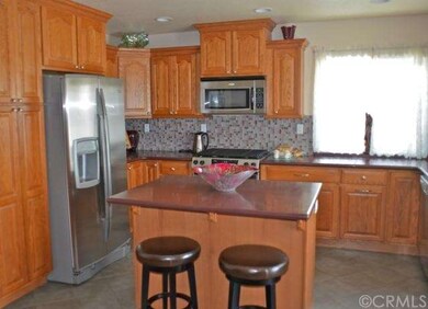 Center Island w/ Breakfast Bar