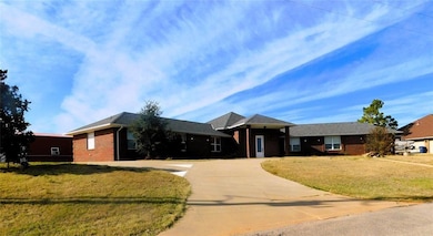 501 N Hogan Ave, Guthrie, OK 73044 - photo 2