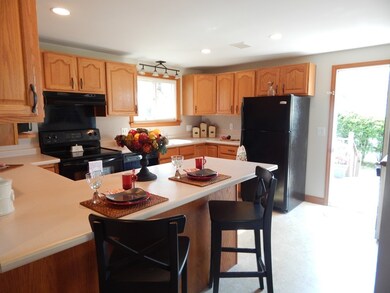 10 Wayne Ct, Holyoke, MA 01040 - photo 5