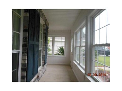 Sunroom. Sun porch entry