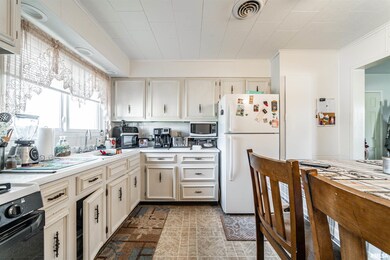 135 Regent St, Lincoln, IL 62656 - photo 5