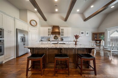 Vaulted & beamed island kitchen w/gas cooktop, con
